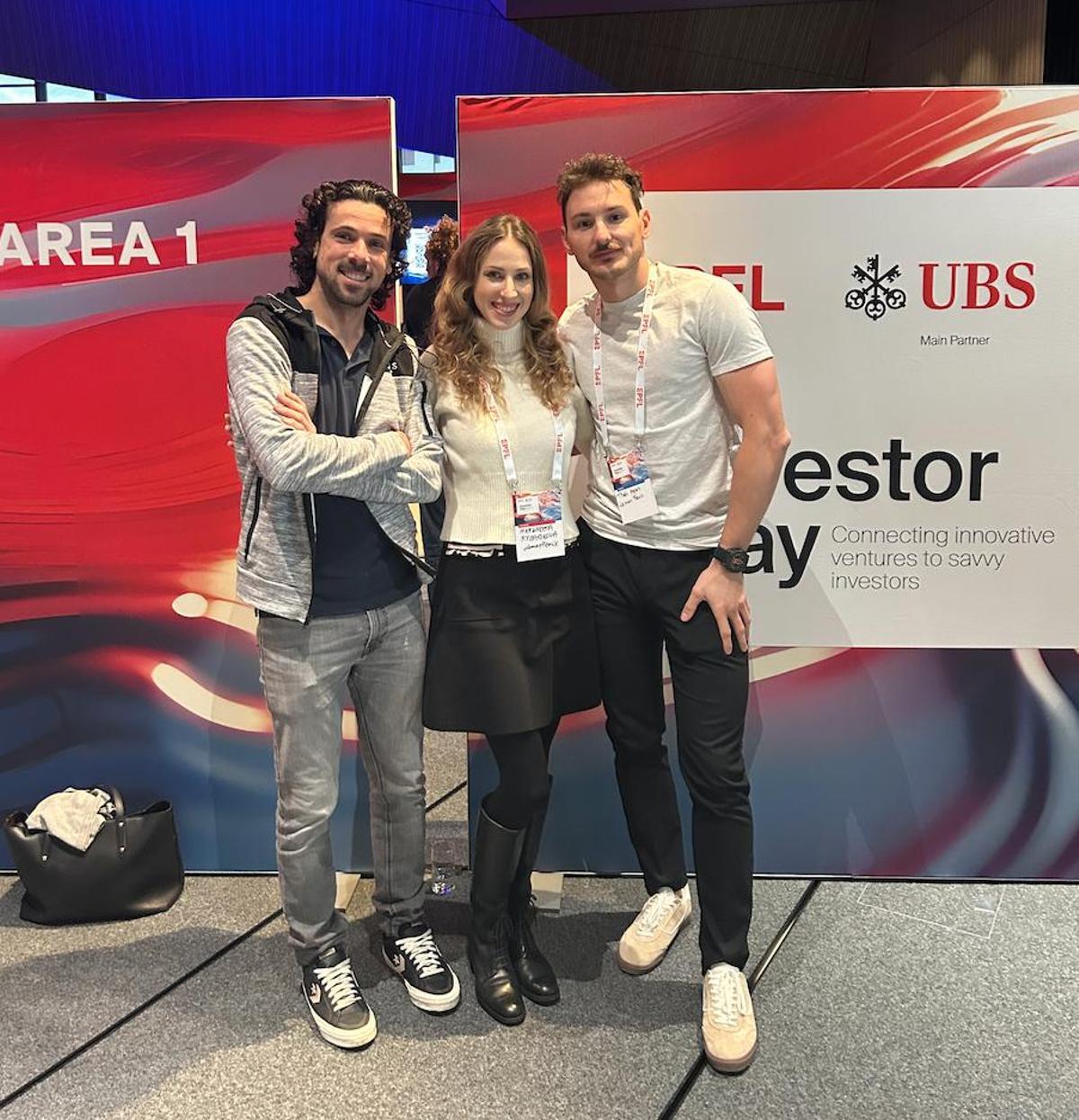 Alberto Parras en el Biopole de Lausanne (Suiza) junto a Margareta Rybarikova y Théo Aspert, biotecnólogos que con él han cofundado LemanFenix para mejorar la capacidad de las aves de corral para soportar altas temperaturas y reducir así su mortalidad.
