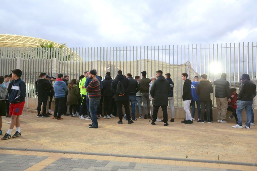 Los aficionados protestan por la mala situación del Málaga CF