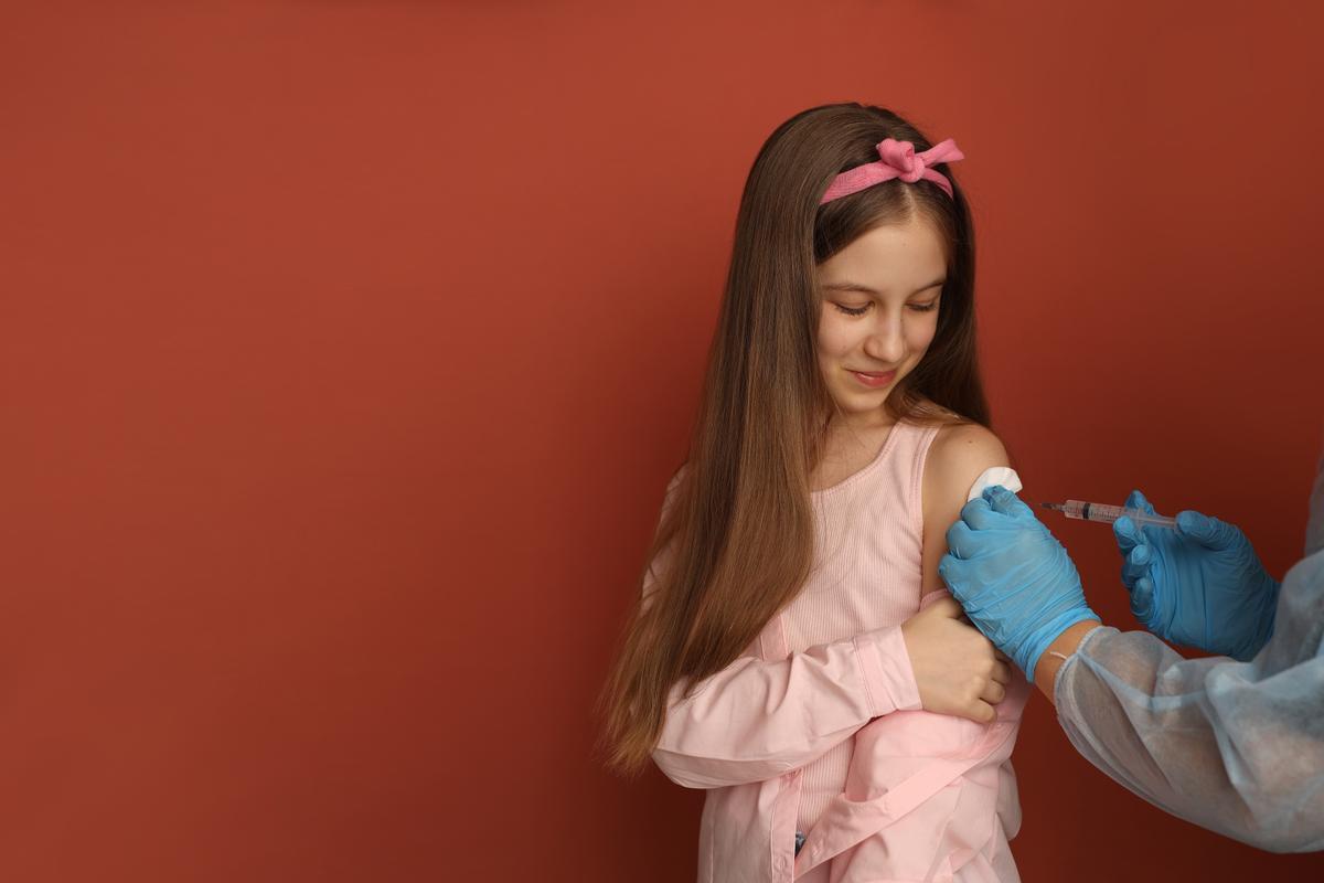 La vacuna tetravalente contra el VPH va dirigida a niñas y niños de 9 a 17 años.