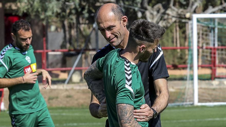 El doctor Quesada atiende a Josan durante un entrenamiento en una imagen de archivo. ANTONIO AMORÓS