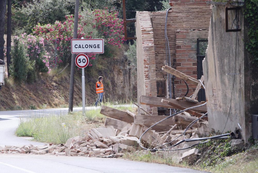 Caiguda del mur d'una nau a Calonge