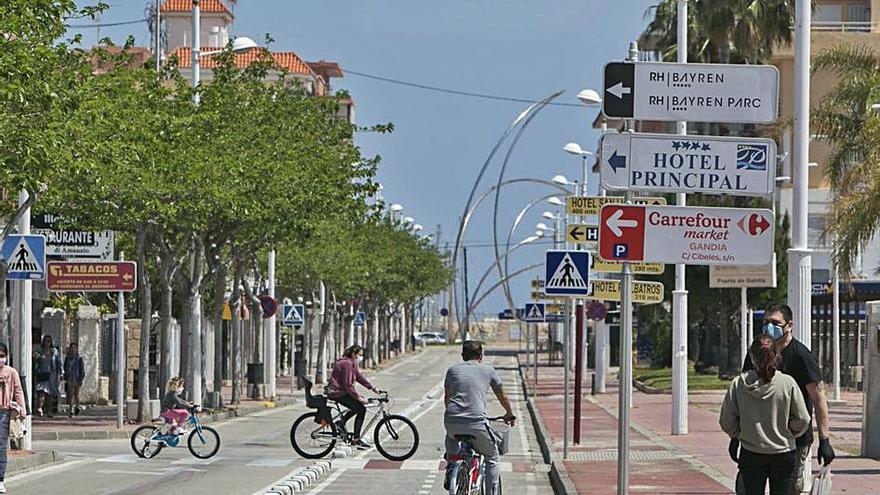 El Castell de Bairén, con su senda de acceso y, a la derecha, la avenida de la Pau, hacia la playa, dos lugares en los que se prevé invertir en mejoras ambientales y urbanas.