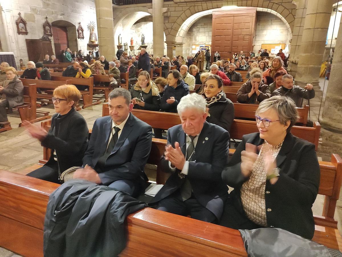 El pregonero sentado en la iglesia.