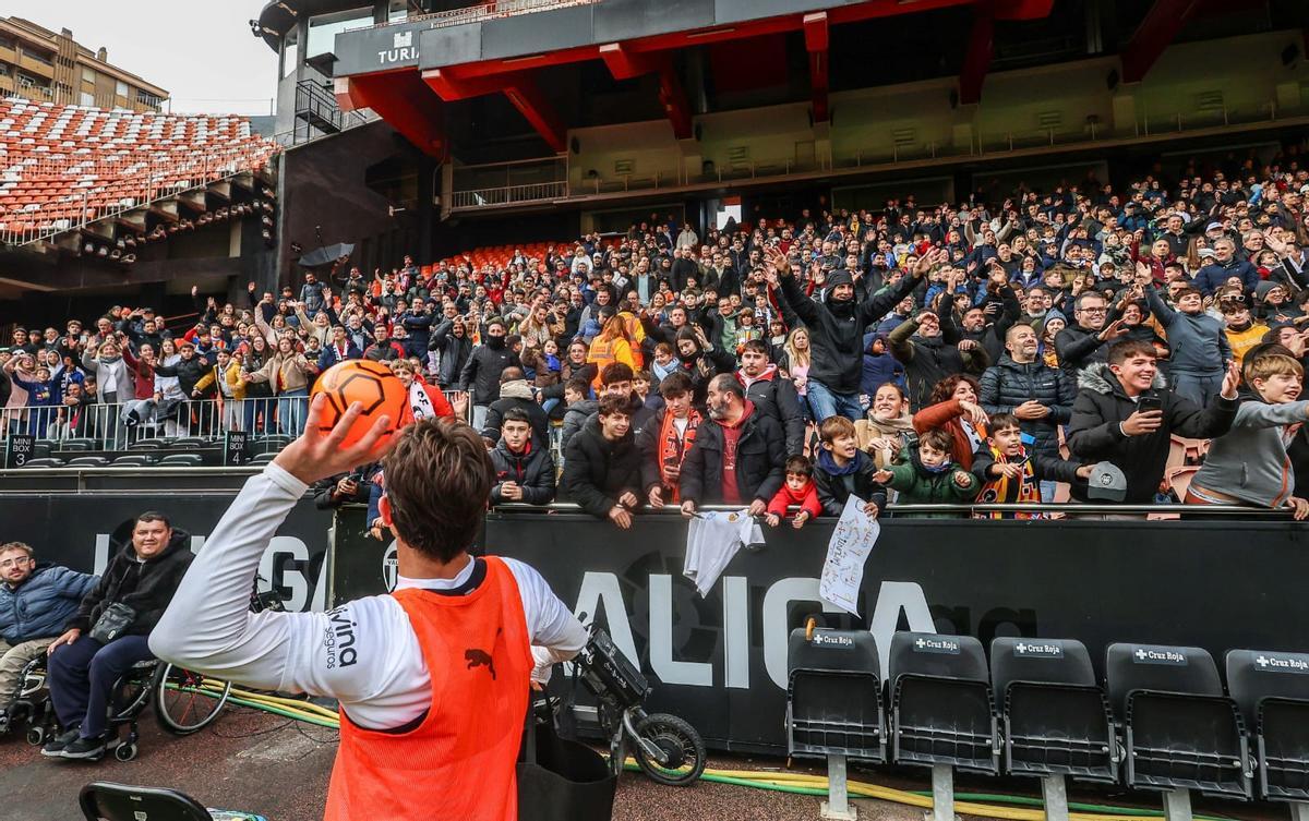 Búscate en las gradas de Mestalla durante el entrenamiento del Valencia CF
