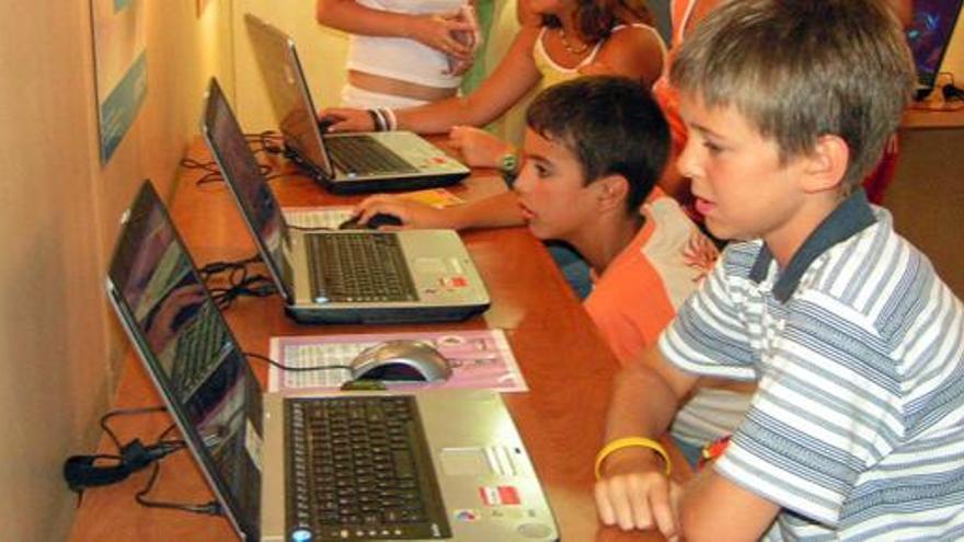 Niños utilizando ordenadores en las aulas.