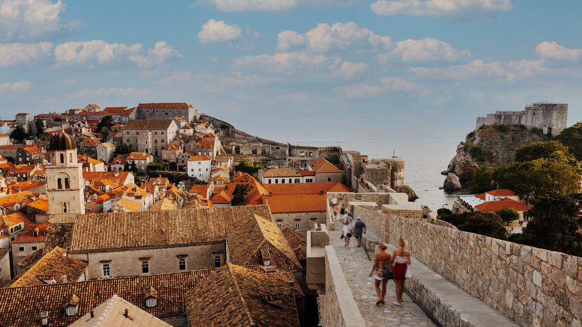 Dubrovnik prohíbe usar maletas con ruedas por la contaminación que generan