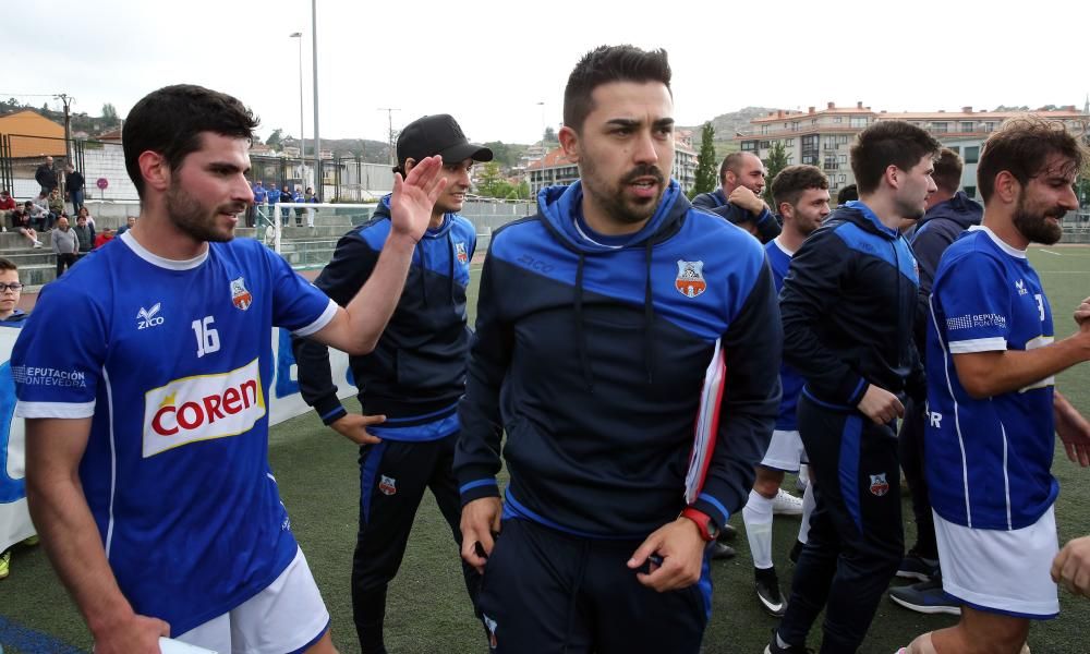 Los jugadores del Porriño celebran su ascenso a Tercera, con manteo a su entrenador Manuel Losada incluido.