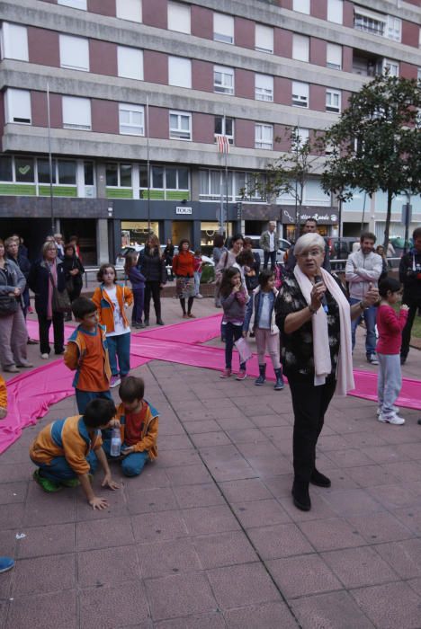 Un centenar de persones van crear el llaç rosa gegant de l''Oncolliga a la ciutat de Girona