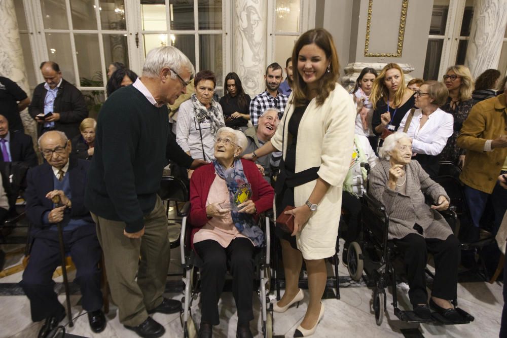 Homenaje a los 25 vecinos centenarios de Valencia