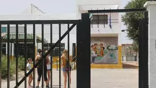Los vecinos de Las Palmeras aseguran que la mitad de los escolares se irán a otros barrios