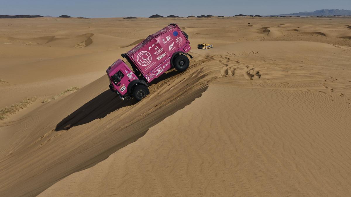 Rafa Lesmes pilotando el 'Elefante Rosa' en el último Dakar.