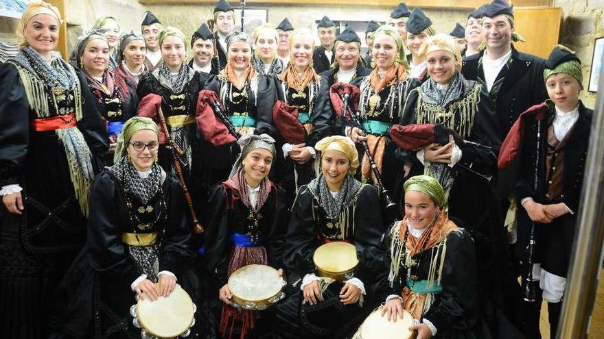 A Banda de Gaitas Tromentelo, onte no centro sociocultural de Coiro, onde recibiu o Premio Cacarexo.// G.N.