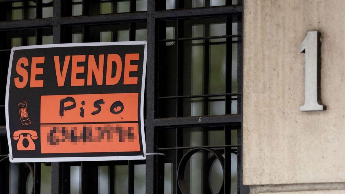Anuncio en un portal de la venta
de un piso en el edificio. | E. P.
