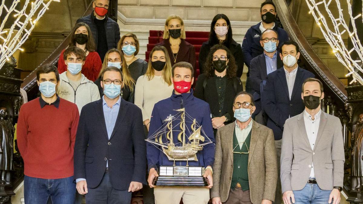 Foto de familia con regatistas y autoridades durante la presentación de la regata en Cort. | RCNP