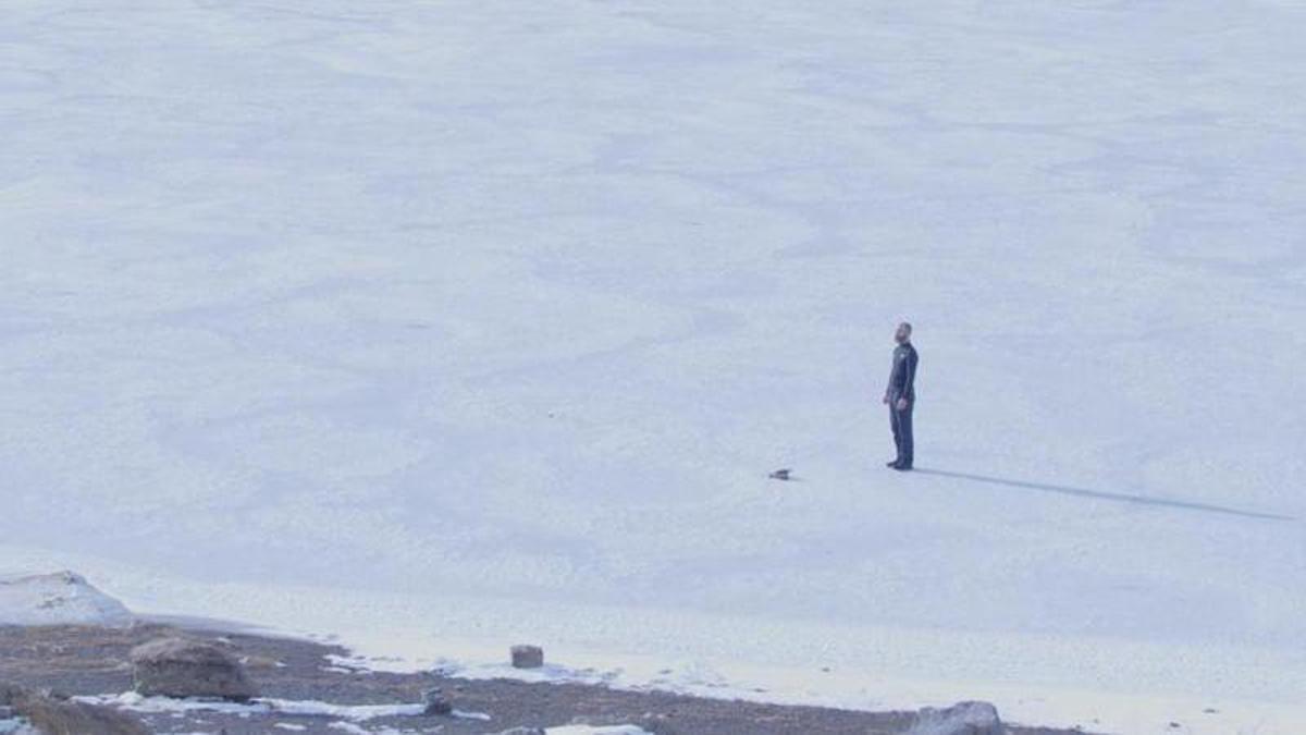 Óscar Bueno en una de sus acciones durante su residencia en la provincia de Huesca.