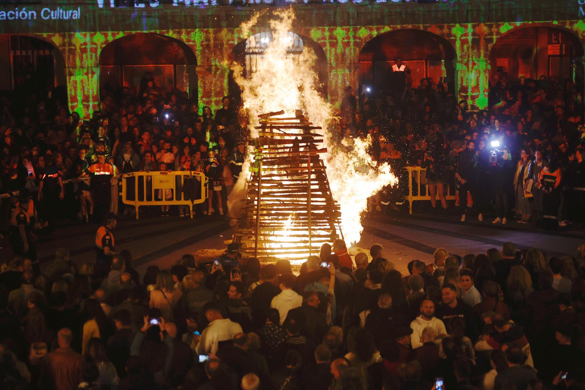 Las hogueras de San Xuan iluminan de nuevo la noche en toda Asturias