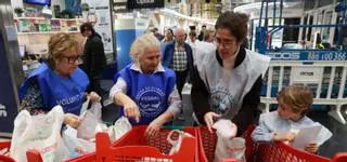 Carros llenos de solidaridad para engordar las reservas de los almacenes del Banco de Alimentos