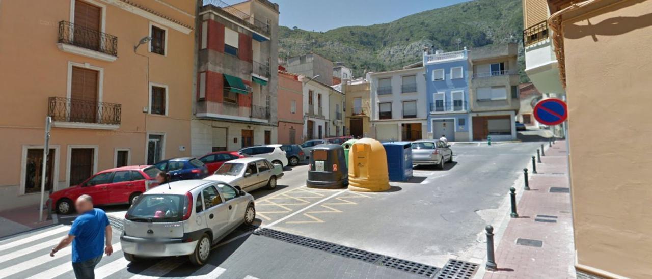 Contenedores de reciclaje en una calle de Simat de la Valldigna. | LEVANTE-EMV