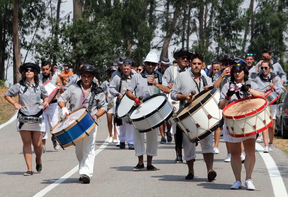 Litros y litros de vino tinto corrieron por las gargantas de los asistentes a la fiesta en Santa Trega