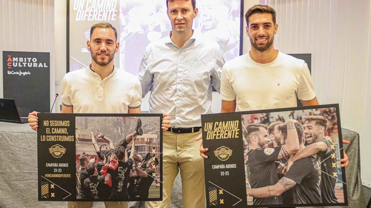 Toni Gallego, CEO del Intercity junto a los jugadores Cristian Herrera y Miguel Marí