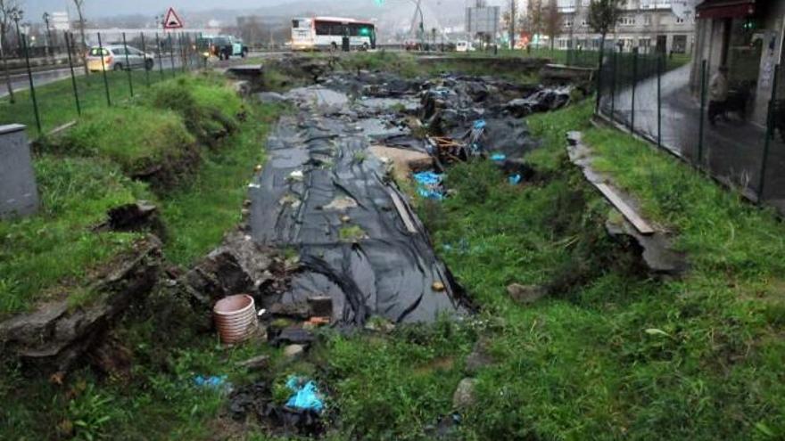 Aspecto que presenta el yacimiento arqueológico, con vegetación y basura.  // Gustavo Santos