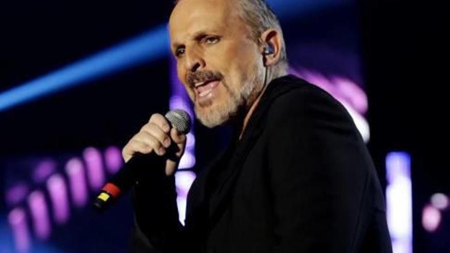 El cantante Miguel Bosé durante uno de sus conciertos y el deportista Dani Alves.