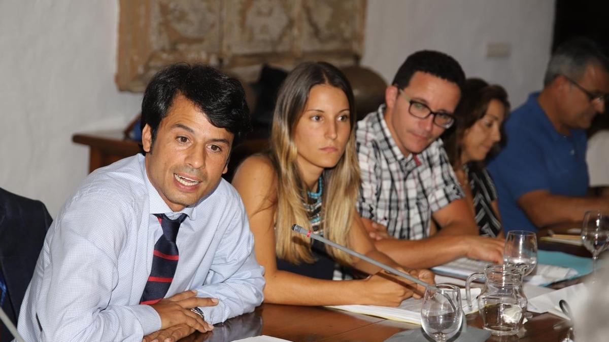 Marcos Bergaz (i), junto al grupo del PSOE en el Ayuntamiento de Teguise.