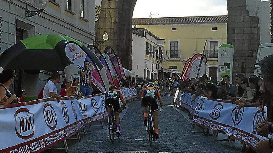 Jóvenes deportistas toman las calles en el campeonato de España de ciclismo