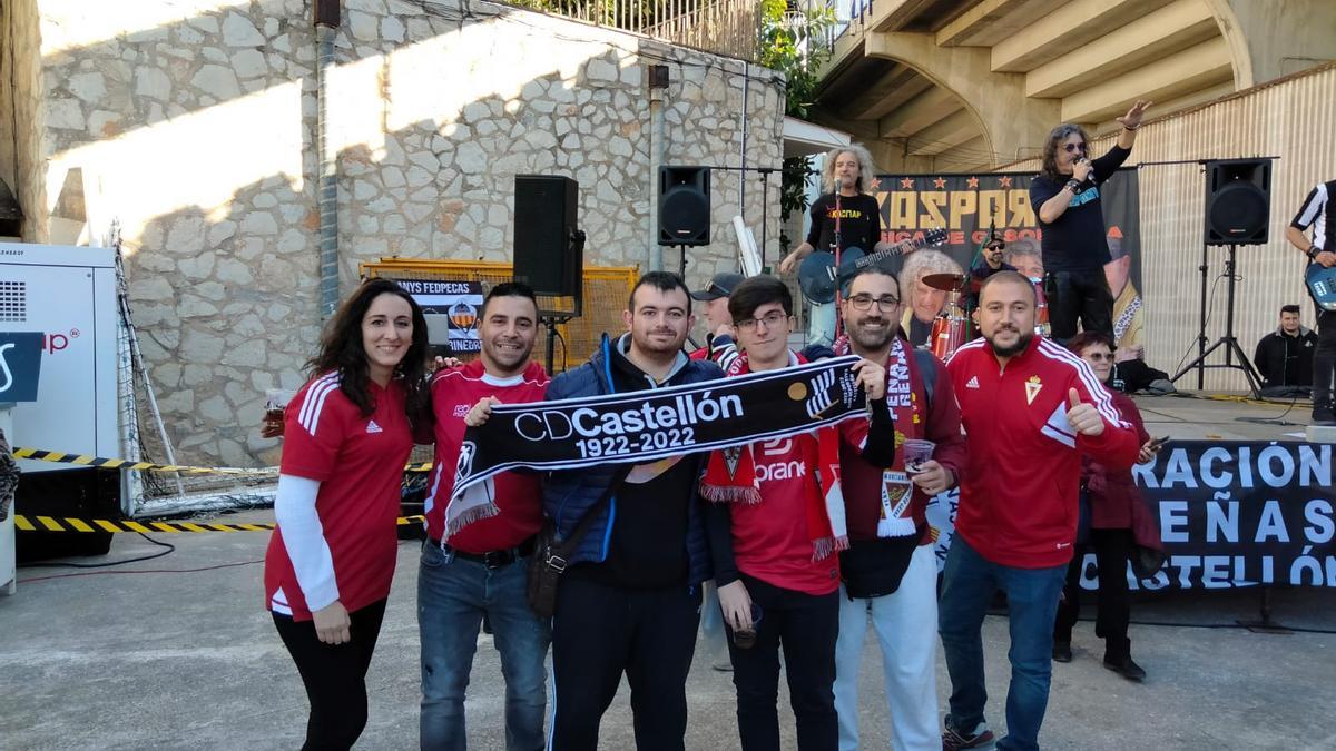 Peñistas del CD Castellón y el Real Murcia, en el reciente partido en Castalia.