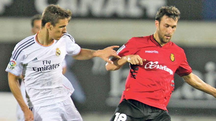 Víctor conduce el balón ante la presión de un jugador del Castilla en el choque de ayer.