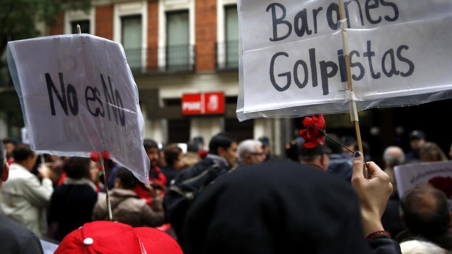 Protestas en la sede del PSOE en Ferraz