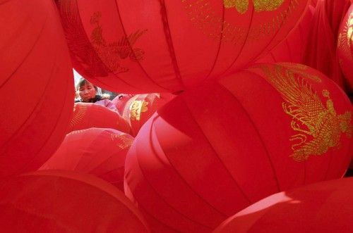 Una trabajadora china entre faroles rojos