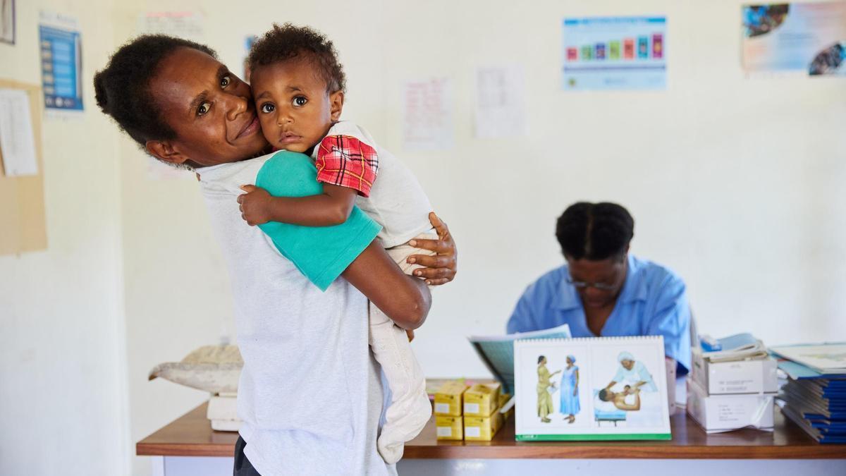Una bebé en brazos de su madre antes de ser vacunada en Papúa Nueva Guinea