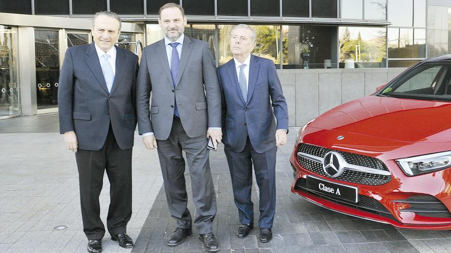 Javier Moll, José Luis Ábalos y Javier Godó, junto al &quot;Coche del Año de los Lectores&quot; 2019.