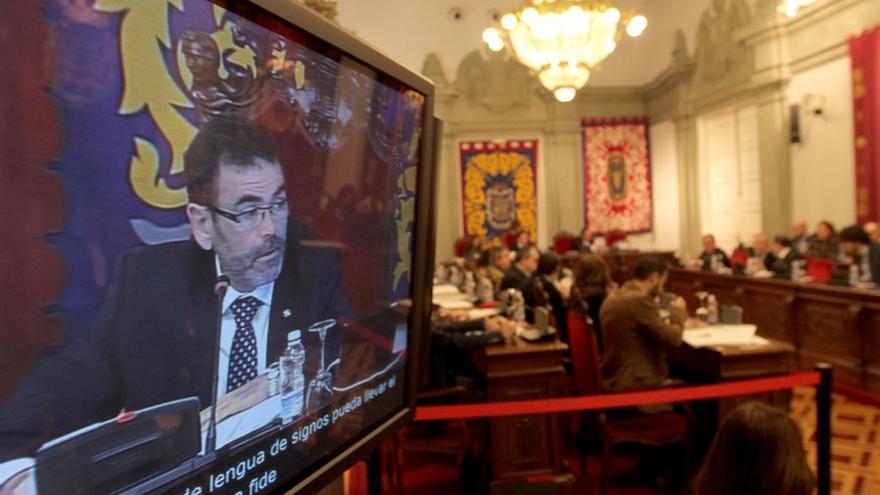 El pleno municipal se pudo seguir a través de una pantalla en la que aparecían subtítulos y una intérprete de signos.