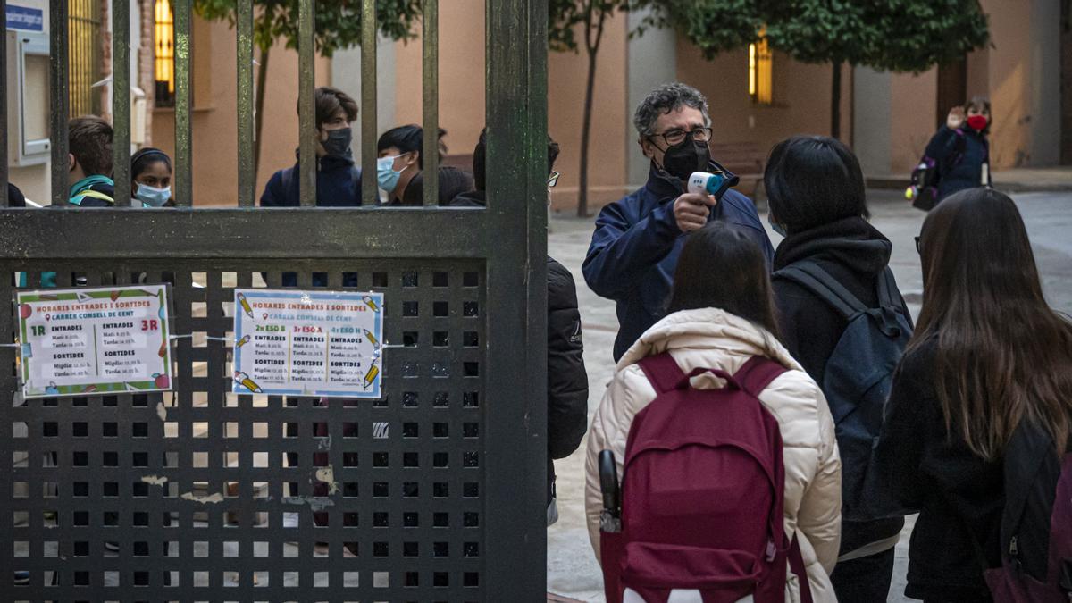 La primera setmana de classes es tanca amb 59.317 confinats i 34.388 positius més