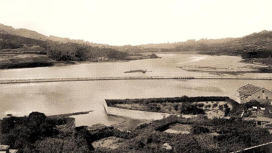 Panorámica captada por Novás Rarís desde el Campillo en 1902 de la desaparecida ensenada del río Rons