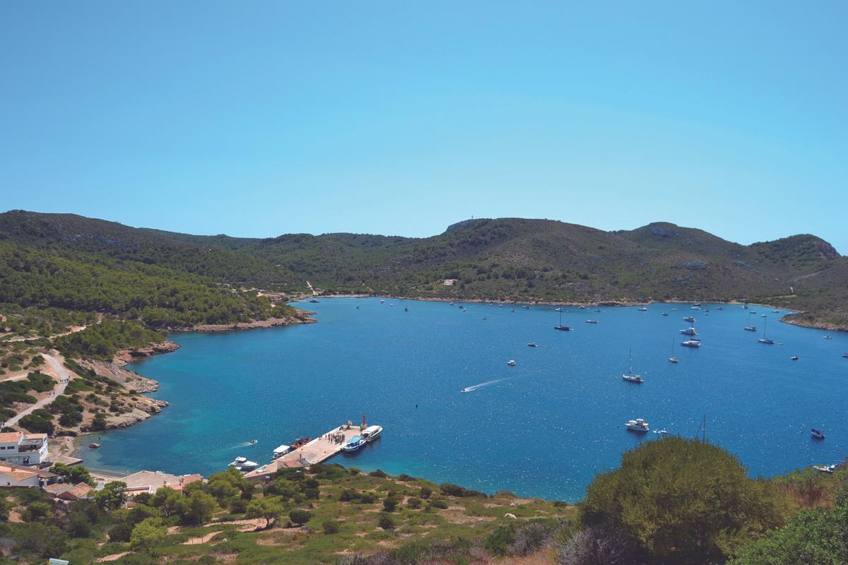 Vista de la ensenada natural del puerto de Cabrera tomada desde el castillo