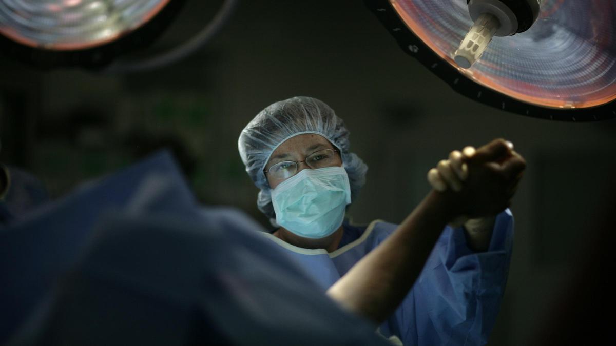 Una profesional sanitaria en un quirófano, en una imagen de archivo.