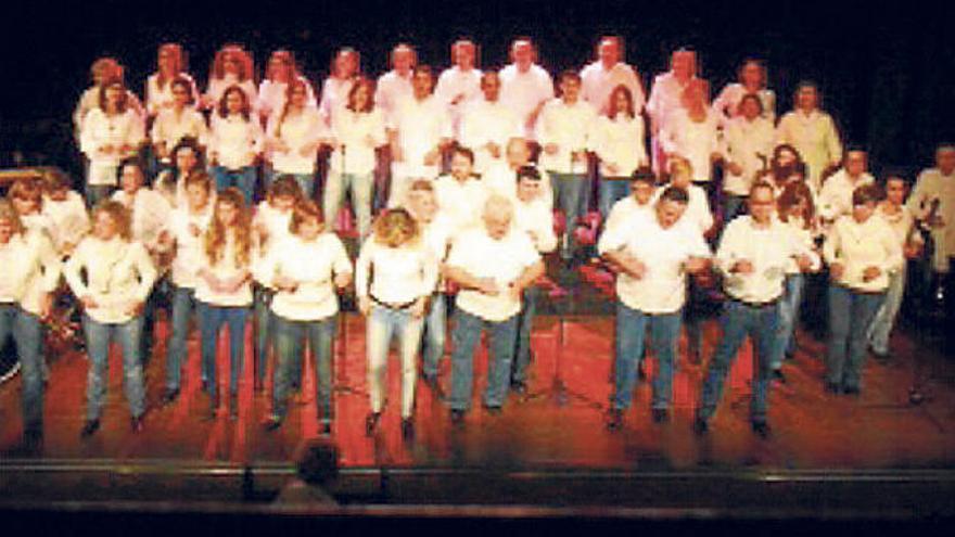 El coro CanBlau Gospel en una actuación.