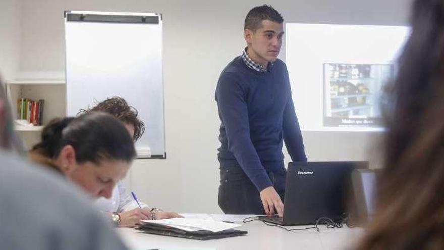 Charla de ahorro energético en el centro social de Llaranes.