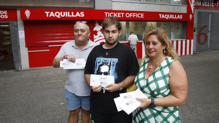 Por la izquierda, Enrique Santos, David Fernández y Raquel Loché, con sus entradas para Ferrol. | Ángel González