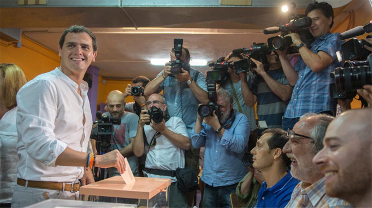Albert Rivera vota en l’Hospitalet de Llobregat esta mañana