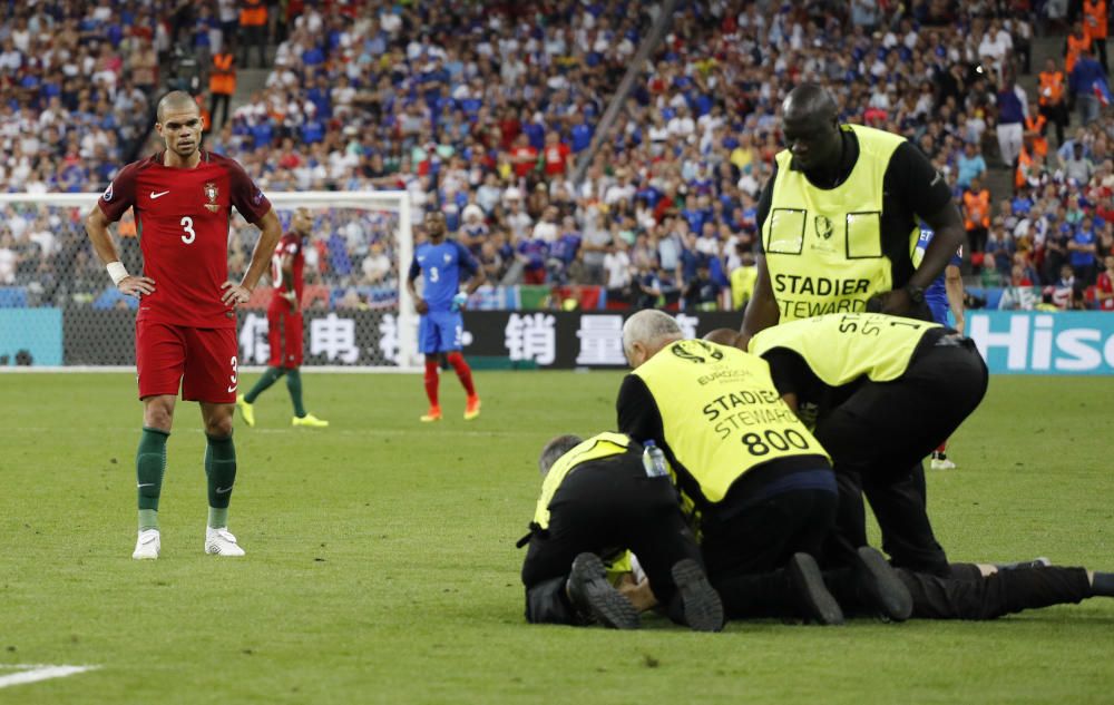 Un espontáneo saltó al césped del Estadio de Francia, donde Portugal y Francia disputan la final de la Eurocopa de fútbol, y fue detenido y sacado del césped por los miembros de seguridad del campo