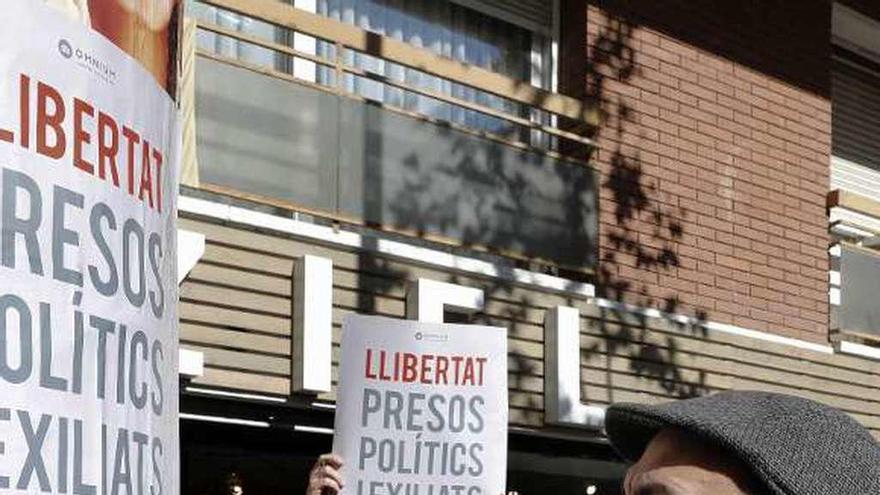 El vicepresidente de Òmnium, Marcel Mauri, pega un cartel por la libertad de Cuixart y el resto de los líderes soberanistas presos.