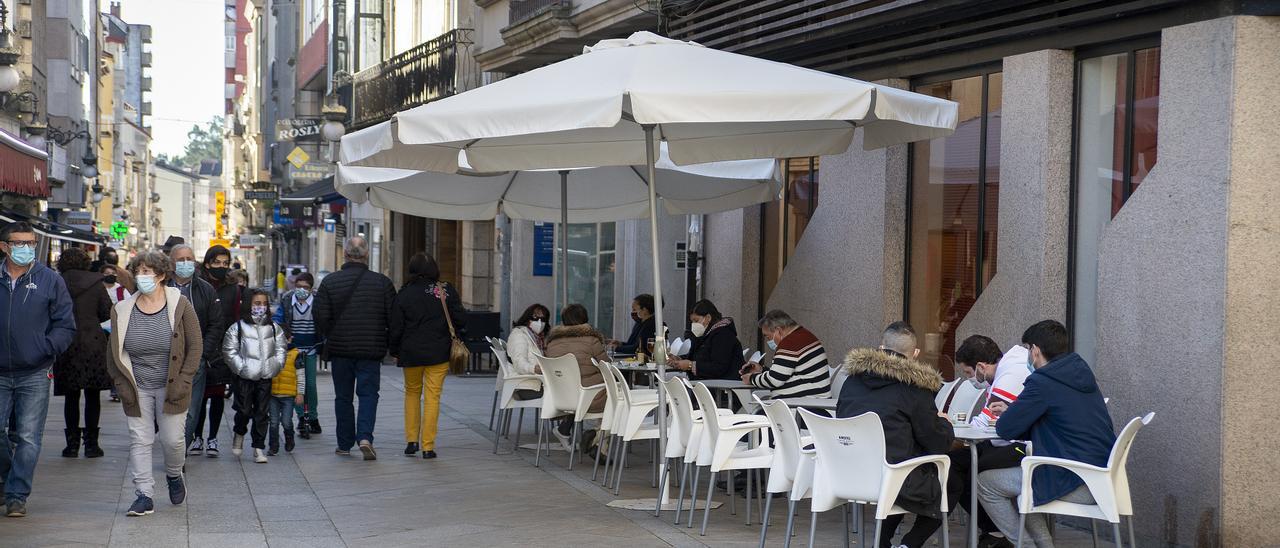 Terrazas y calles llenas en la primera jornada sin restricciones de nivel 1 en O Carballiño