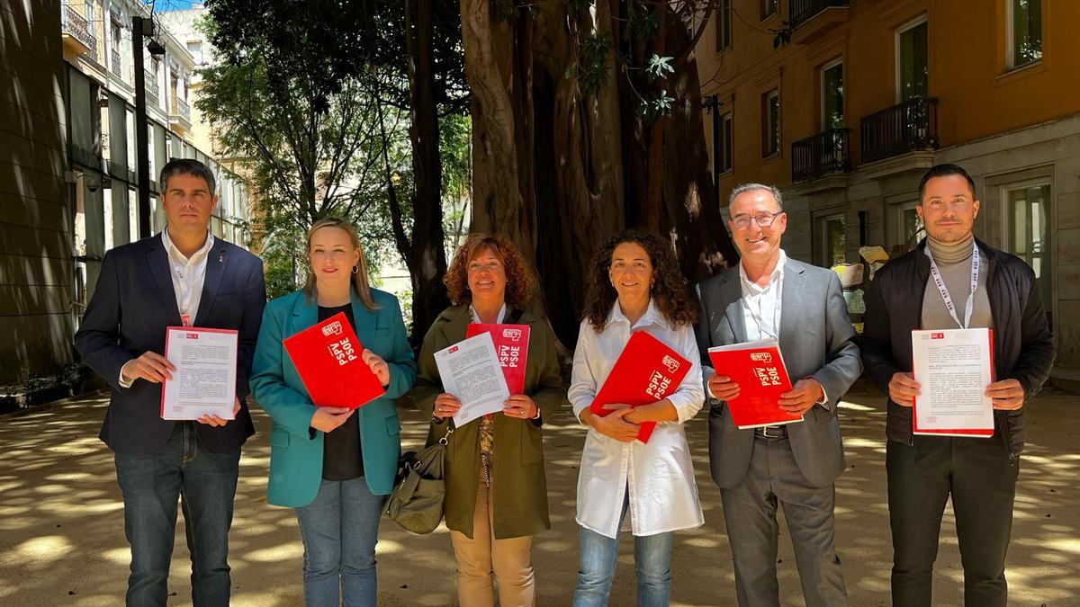 Besalduch, Raga y representantes del PSPV en las tres diputaciones, este lunes, en las Corts.