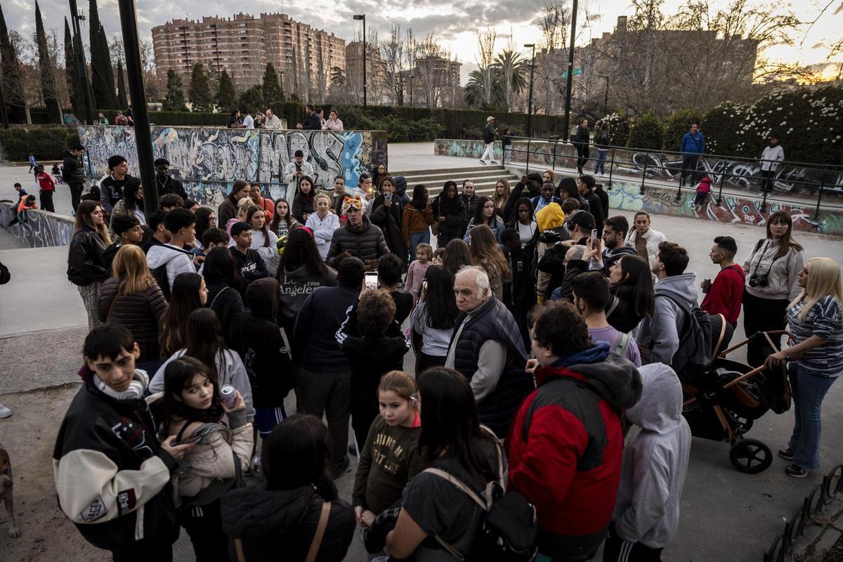 Un puñado de curiosos en el parque de las Delicias, este viernes.
