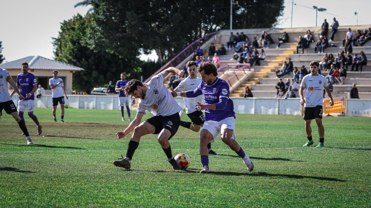 El Ontinyent 1931 y el Torrellano se disputan el control del balón en el partido.