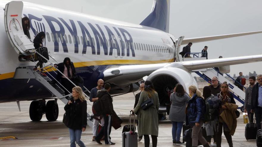 Un avión de Ryanair, en València